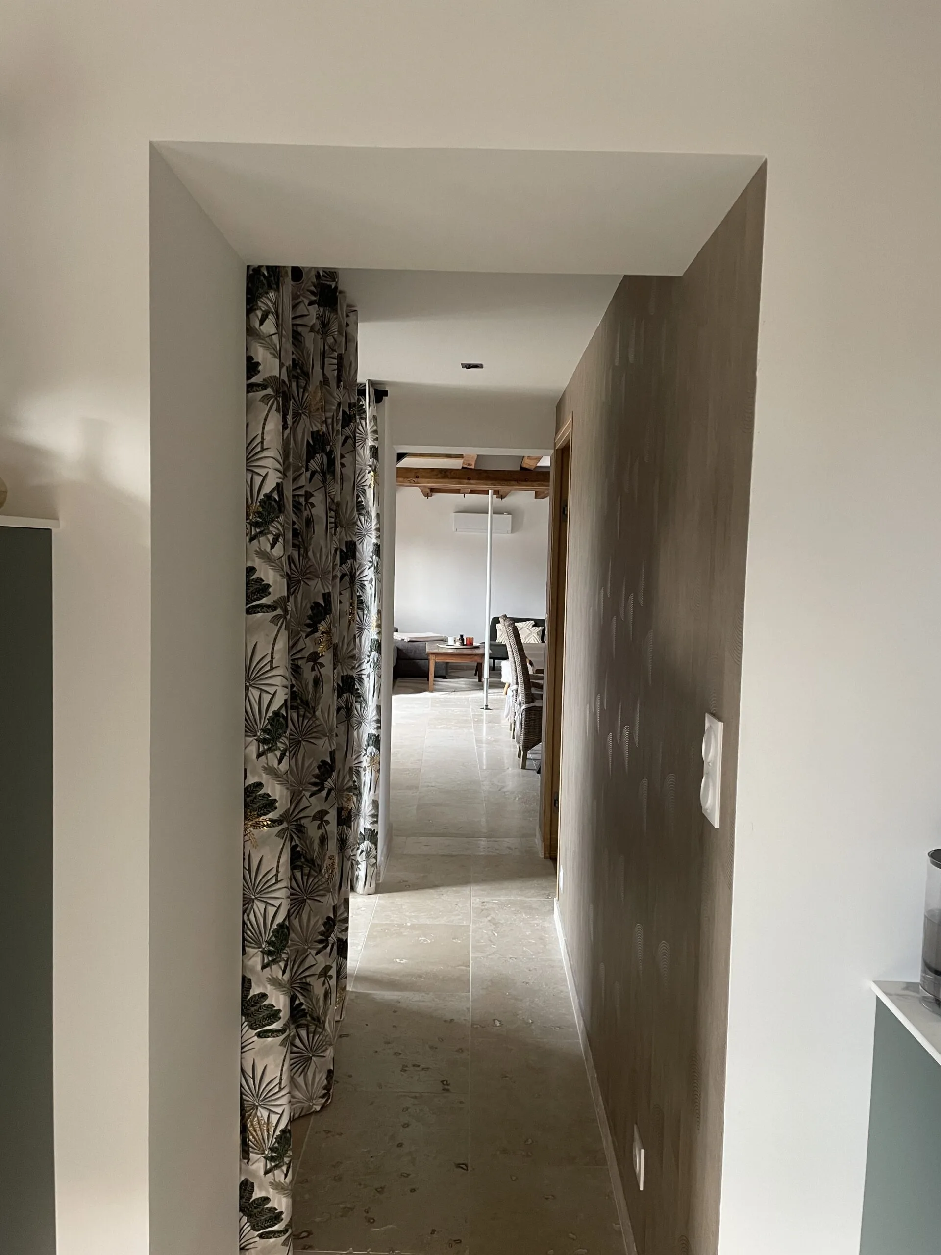 Réalisation d’une peinture sur un couloir avec papier peint, alliant modernité et raffinement pour une décoration harmonieuse.